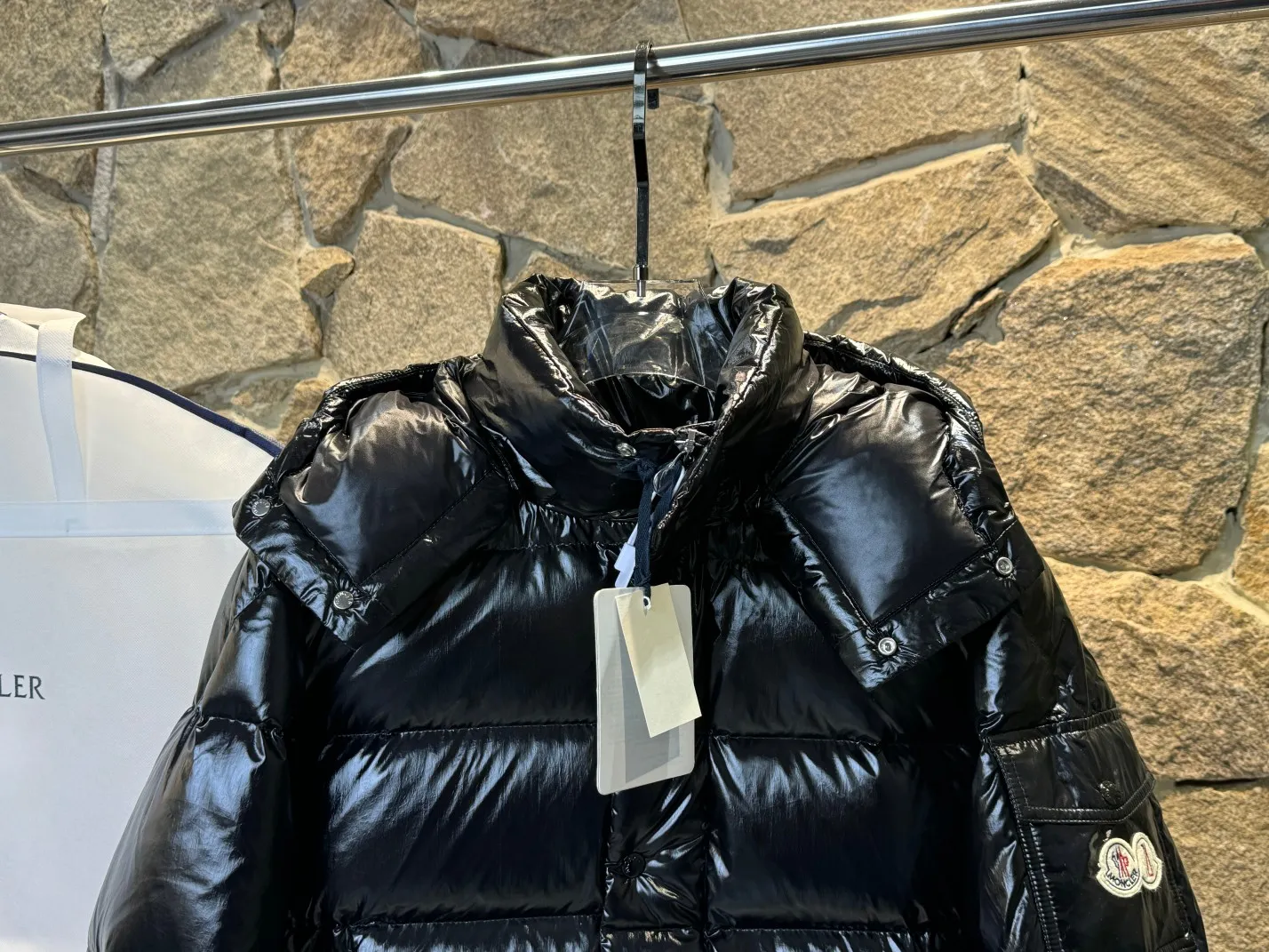 P390 Moncler/ 2026 70 、 。 DNA ， ， 。 Classic ， 、 。 Classic 70 。 Quality， 90 ，Premium Quality ， ，Black ！ Sizes M-3XL
